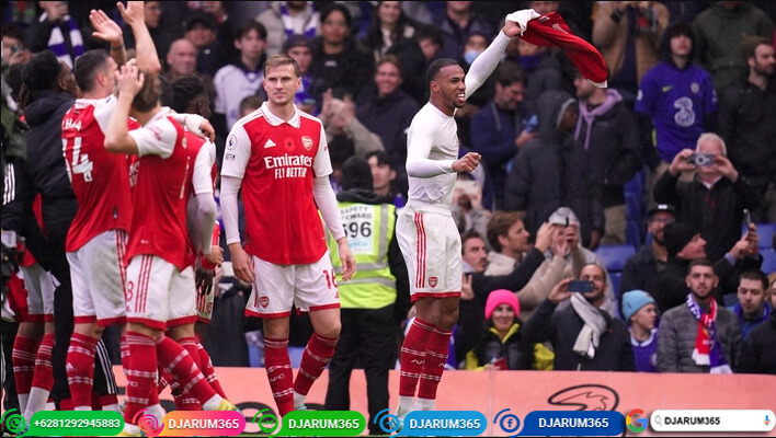 Pencetak gol Arsenal Gabriel (atas putih) dan rekan satu timnya merayakan setelah pertandingan Liga Premier di Stamford Bridge, London. Gambar tanggal: Minggu 6 November 2022.